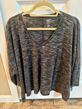 Simply Vera Wang Women's Black V-Neck Tunic